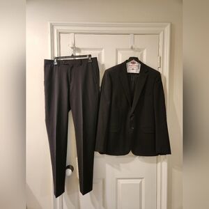 Calvin Klein Men's Suit. Skinny fit. Black. Jacket 42R, Pants 32x32.